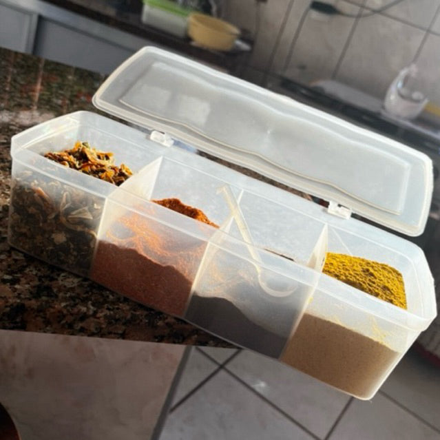 Porta Condimentos com 4 Divisórias + 4 Colheres – Organização com Estilo para Sua Cozinha