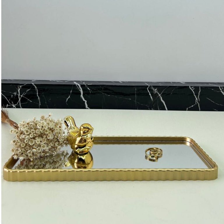 Bandeja Espelhada Dourada – Sofisticação e Versatilidade para Sua Decoração! - LK House