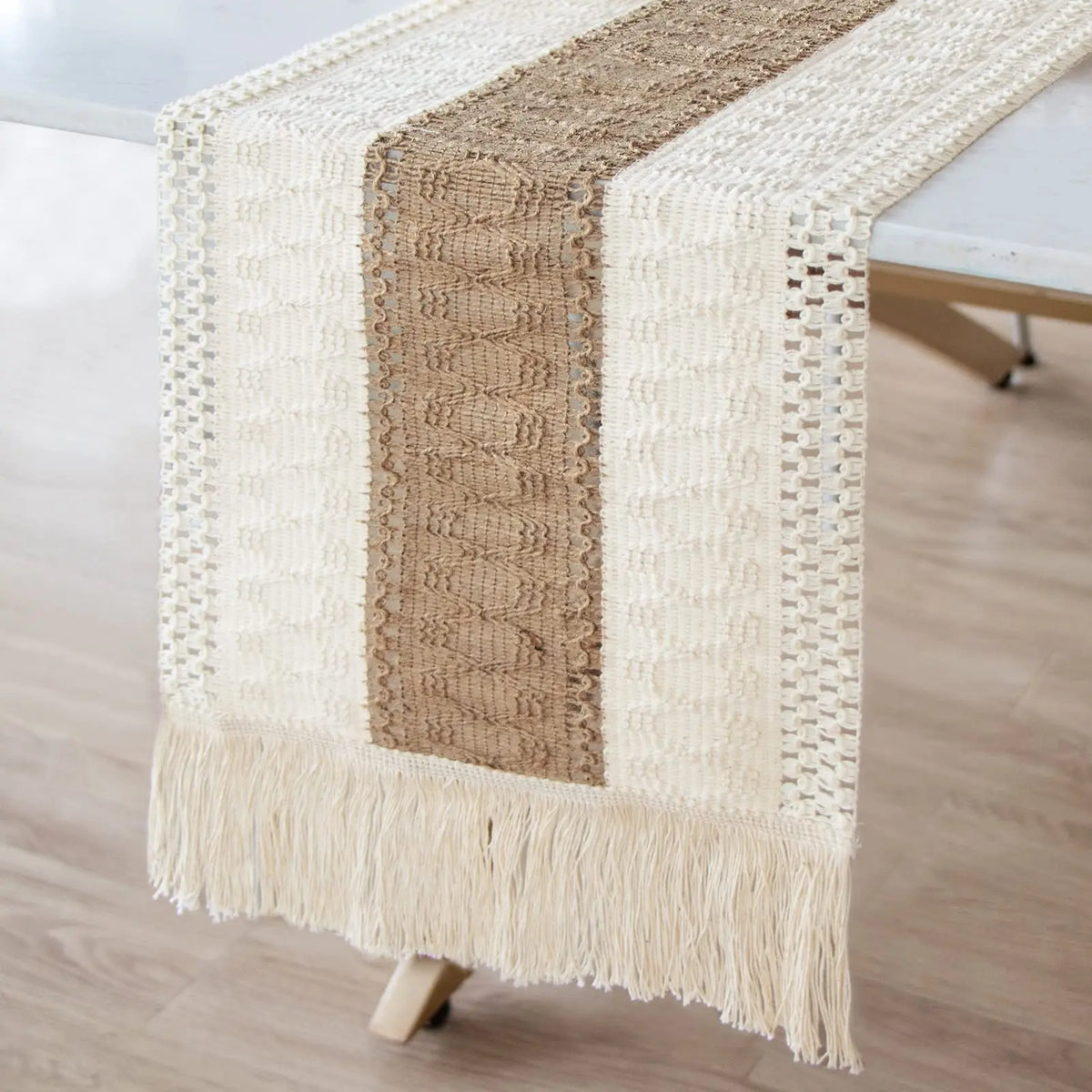 Caminho de Mesa em Juta com Crochê e Renda – Feito à Mão com Estilo Rústico