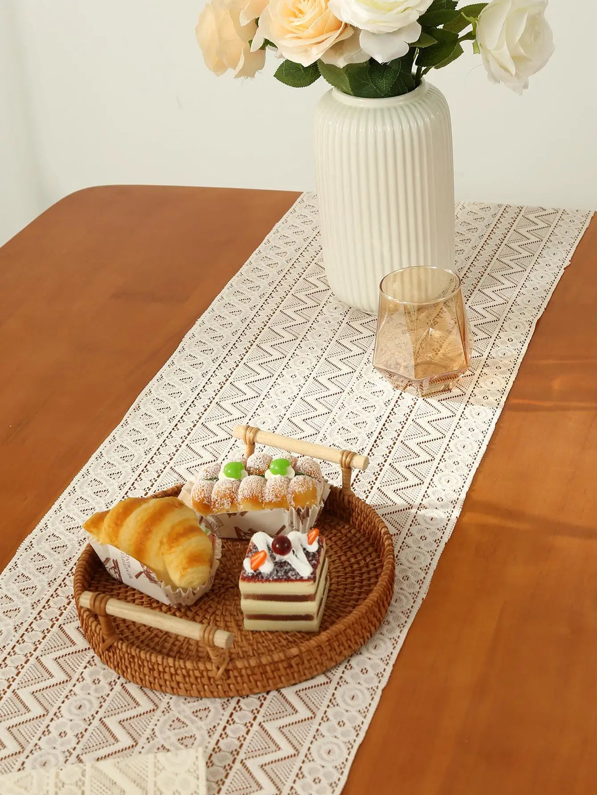 Caminho de Mesa Bege com Renda – Elegância Clássica