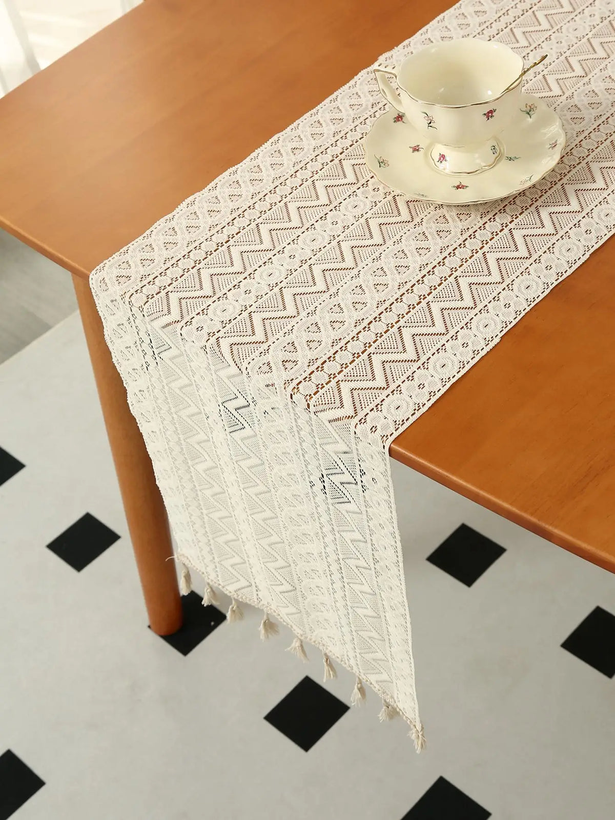 Caminho de Mesa Bege com Renda – Elegância Clássica