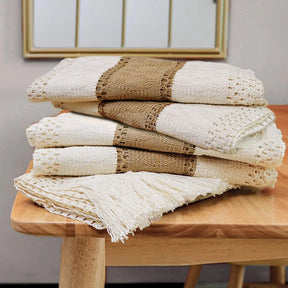 Caminho de Mesa em Juta com Crochê e Renda – Feito à Mão com Estilo Rústico